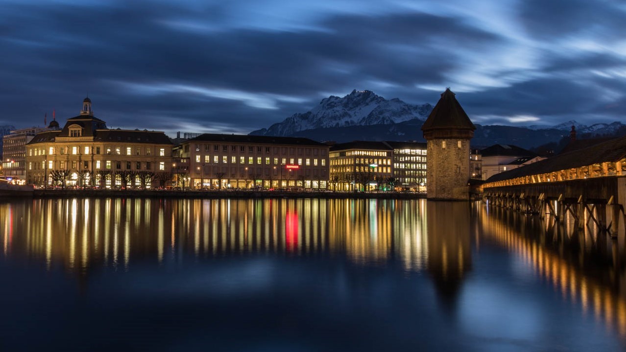 Luzern zur goldig-blauen-Nachtstunde