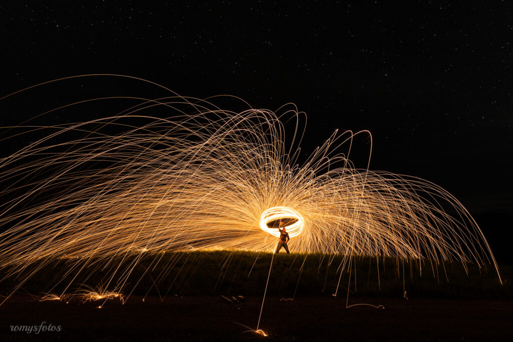 Langsam trudelten alle Lightpaint-Fans auf der wunderschönen Sädelegg ein. Da es für's Lightpainting nicht zu hell, oder doch eher dunkel, sein soll, begannen wir unsere gemeinsame Zeit ausnahmsweise mit dem gemütlichen Teil. Bald war das Feuer, dann die Glut, bereit für unsere Würste, Hamburger und Grillkäse. Beim Warten auf's Essen wurde bereits gefachsimpelt und Erfahrungen mit den eigenen Tools wurden ausgetauscht.