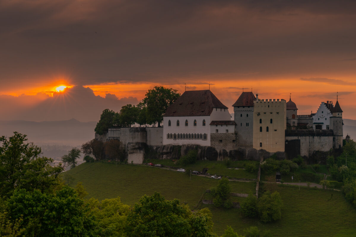 Read more about the article Sonnenuntergang beim Schloss Lenzburg inkl. Führung durch das Museum 07.05.2022